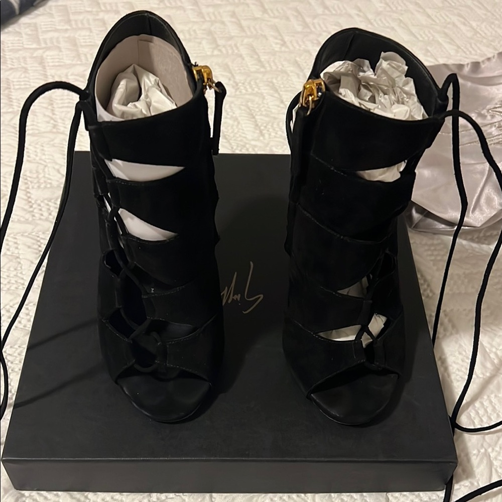 Giuseppe Zanotti side laze up sandal Size 37